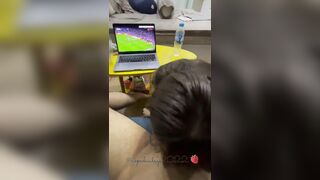 BÉ CÙNG KHÁCH XEM BÓNG TẠI CĂN HỘ CỦA ẢNH