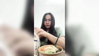 Em hư ở đâu cũng muốn bú mới chịu