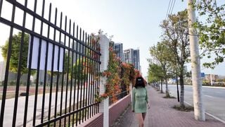 Lại tiếp tục sêri em gái khoe vú đi dạo ngoài đường