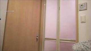 TRỦ TRỌ QUAY NÉN E NHÂN VIÊN TRƯỚC CỬA PHÒNG