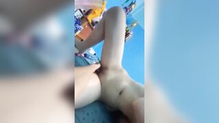 Qua phòng anh họ chơi bị anh họ đè móc lồn còn bắt bú cặc.