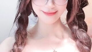 Gái xinh đeo kính mặt dâm live  ap gạ gẫm trai dâm đãng