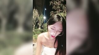 Dâm nữ ra công viễn ngồi thủ dâm vú to lồn non
