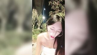 Dâm nữ ra công viễn ngồi thủ dâm vú to lồn non