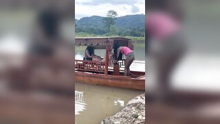 Đã đi thuyền còn không tha