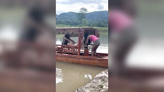 Đã đi thuyền còn không tha
