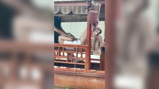 Đã đi thuyền còn không tha