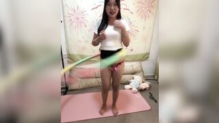 Gái dâm nhét toy vào lồn rung còn tập thể dục trên live