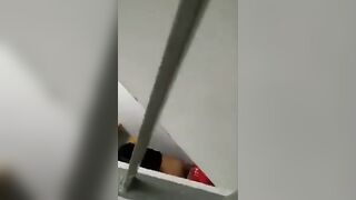 Quay lén em gái đụ nhau giữa cầu thang bộ của chung cư