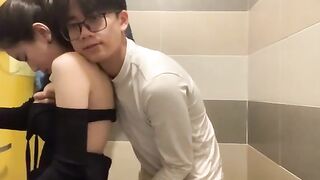 2 em Học sinh địt nhau ở nhà vệ sinh trung tâm thương mại
