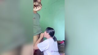 SANG HÀNG XÓM CHƠI THẤY EM ĐANG TỤT QUẦN NGẮM ĐÍT THẾ À A LAO VÀO ĐỊT LUÂN