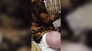 mới địt có chút mà mẹ em đã gọi về em còn chưa hết nứng nữa