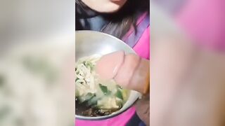 Em họ đang ăn mì thì bị anh bắt bú cu