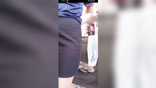 Nhân viên banh hàng khoe lồn múp lông lấp nó trong quần lot
