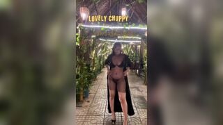 Gái xinh Chuppy Vú To, Vào Khu tham quan Public mặc bikini nứng cặc vcl ra