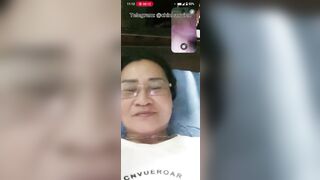 Trưa Đòi Chị Máy Bay Cho Xem Vú