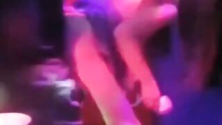địt em tay vịn loli nhỏ nhắn trong phòng karaoke
