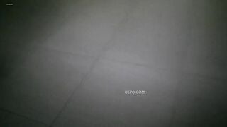 giả vờ nghe điện thoại quay trộn bạn đang thay đồ