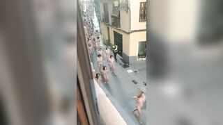 độc lại một đàn gái xinh cởi chuồng chạy lông nhông ngoài đường
