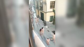 độc lại một đàn gái xinh cởi chuồng chạy lông nhông ngoài đường