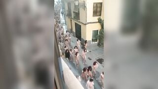 độc lại một đàn gái xinh cởi chuồng chạy lông nhông ngoài đường