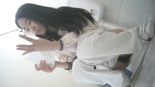 phát hiện bạn học sinh lớp 11 trốn vào wc xem sex thủ dâm