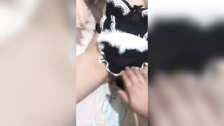 Vợ không ở nhà liền lôi con giúp việc ra địt