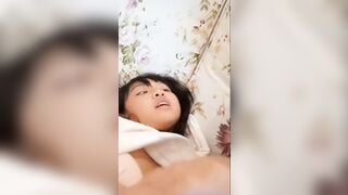 Anh trai chờ bố mẹ đi vắng là tụt quần con em kế ra móc