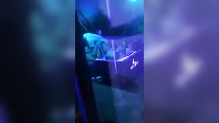 Trốn vợ ra quán karaoke bú lồn, địt nhau với tay vịn bị quay lén