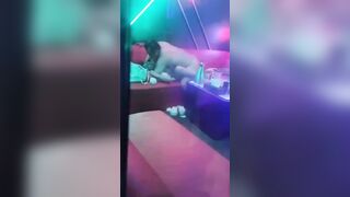 Trốn vợ ra quán karaoke bú lồn, địt nhau với tay vịn bị quay lén