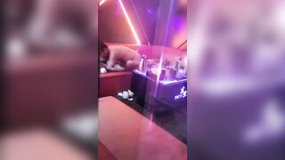 Trốn vợ ra quán karaoke bú lồn, địt nhau với tay vịn bị quay lén
