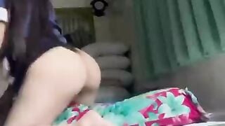 Em học sinh 16 tuổi nứng lồn sản nắc nhau với gối trong cơn nứng.
