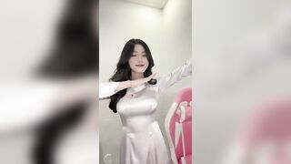 Nghịch đt con em phát hiện nó quay khoe vú để gửi ny