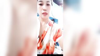 Chị mb thủ dâm bằng toy cho trai trẻ xem trong nhà bếp dâm đãng p1