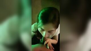 Em nhỏ nhắn ngoan ngoãn mút cò anh suốt từ tối đến sáng.