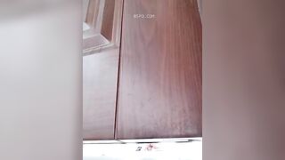 QUAY TRỘM BỐ MẸ ĐỊT NHAU QUA KHE CỬA