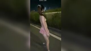 GÁI XINH NGÁO ĐÁ RA ĐƯỜNG THÁC LOẠN CHO NGƯỜI LẠ SỜ LỒN