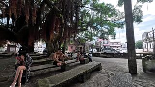 Em gái khoả thân đi dạo giữa công viên cho người lạ nhìn