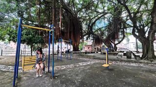 Em gái khoả thân đi dạo giữa công viên cho người lạ nhìn
