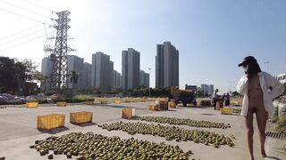 Mặc mỗi chiếc áo sơ mi mỏng, cô gái dạo phố khoe hàng cho người lạ thấy