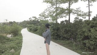 Về quê lén lút đi dạo khoả thân khắp làng