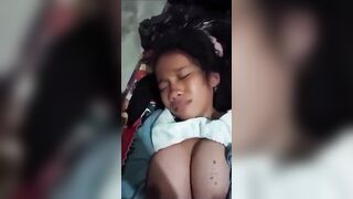 Em gái 16 tuổi khóc lóc van xin anh họ dừng đụ nhưng ảnh vẫn cứ đụ ko tha.