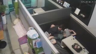 2 em học sinh ngan nhiên móc cua vét máng trong quán trà sửa