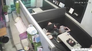 2 em học sinh ngan nhiên móc cua vét máng trong quán trà sửa