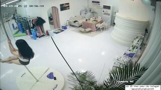 quay lén mấy em học viên múa cột cởi chuồn thay đồ