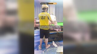 Anh Shipper May Mắn Được Mấy Em NV Quán Bida Cho Sờ Lồn