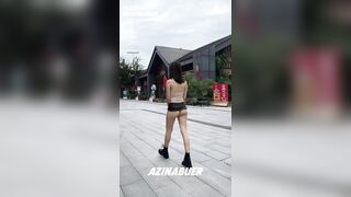Dâm nữ mình dây chân dài thích trần truồng phô dâm đi dạo trên phố