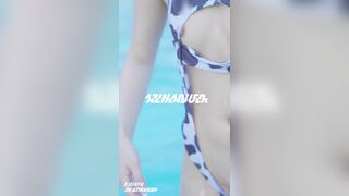 Dâm nữ mặc bikini lén lút phô dâm ngay giữa bể bơi nơi đông người