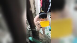 quay lén con gái bà già hàng xóm tắm nhìn chịu không nổi