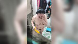 quay lén con gái bà già hàng xóm tắm nhìn chịu không nổi